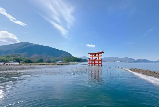 Blick auf das Torii Tor im Biwa-See auf Honshu, Japan