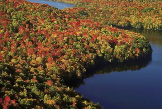 Flusslandschaft zum Indian Summer