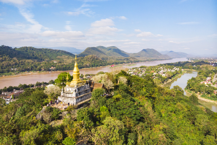Blick auf Goldene Pagode und Fluss Mekong in Luang Prabang