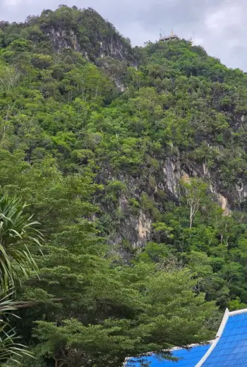 Blick empor zum Tigerhöhlen Tempel in Krabi Südhtailand