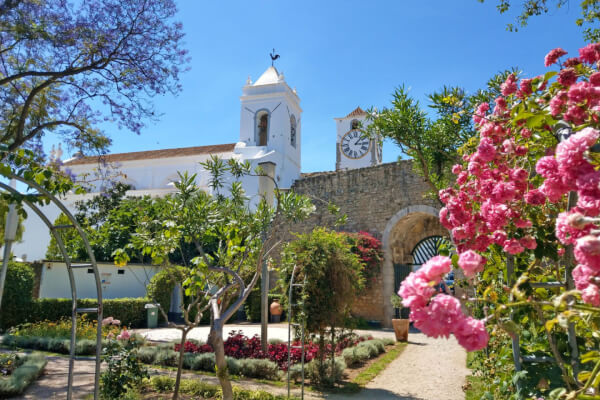 Kirche mit Blumenbracht an der Algarve Portugal