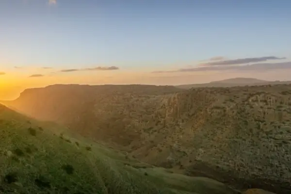 Panoramablick auf das Dana-Tals in Jordanien bei Sonnenuntergang