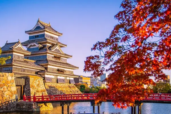 Burg in Matsumoto Japanische Alpen im Herbst